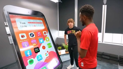 Dünyanın en büyük iPhone'u üretildi! Sokak sokak gezdirdiler