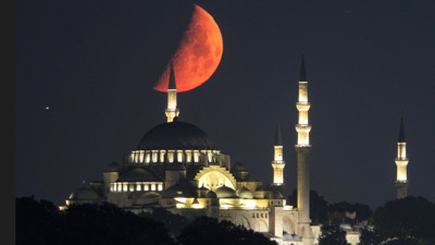 İstanbul'un muhteşem eserine Ay eşlik etti