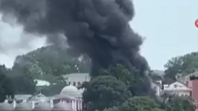 Fatih'te 3 katlı ahşap binada yangın. İlçeyi duman kapladı