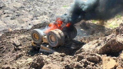 Zemin kaydı dev kamyon devrilip yandı