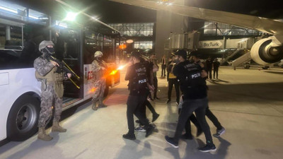 Bakan Yerlikaya duyurdu: Kırmızı bültenle aranan 2 zanlı yakalandı