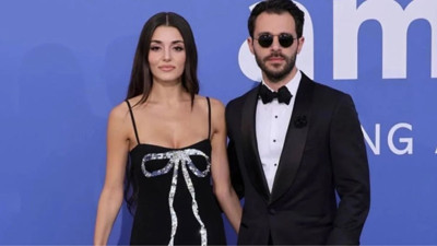 Hande Erçel ilk kez böyle bir poz paylaştı. Aşıklar sarmaş dolaş