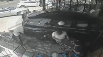 Cip pastaneye daldı. Kıl payı kurtuluş anı kamerada