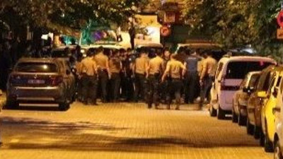 Karakolun önünde adam vurdu