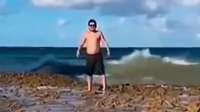 Poz veren adamın sırtı parçalandı. Sahilde fotoğraf çektirmek istemişti