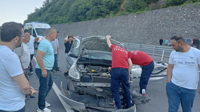 Otomobil bariyerlere çarptı: 1'i ağır 2 yaralı