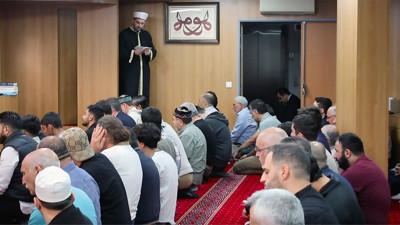 Paris'te Kurban Bayramı namazında camiler doldu taştı