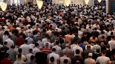 İmam uyuyakalınca online bayram namazı kılındı