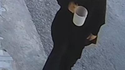 Çarşaf giyip geldi kezzapla saldırdı