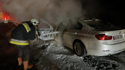 Bolu’da alev alev yanan otomobil hurdaya döndü