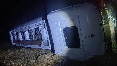 Yoldan çıkan yakıt tankeri devrildi