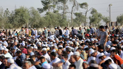 İran'ın Gülistan eyaletinde binlerce kişi bayram namazını büyük meydanda kıldı