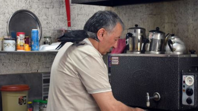 Karga yaşamını canını kurtaran kahveciye adadı