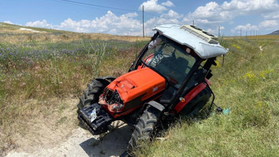 Traktör sulama kanalına girdi. 2 yaralı
