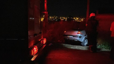 Virajı alamayan otomobil duvara çarptı