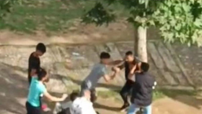 Parkta iki grup birbirine girdi: Tekmeler yumruklar havada uçuştu