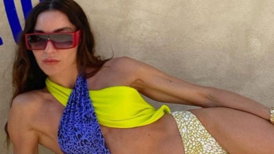 Ece Sükan taşlara sere serpe uzandı. Fit haliyle dikkat çekti