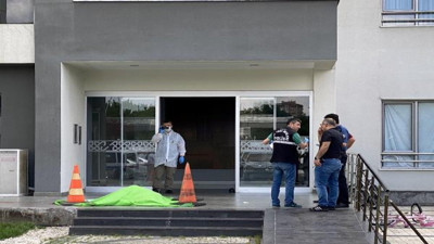 Kuşunu yakalamak için çıktığı 22 katlı rezidansın çatısından düştü. Hayatını kaybetti