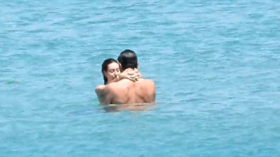 Kenan İmirzalıoğlu ile Sinem Kobal denizde aşka geldi