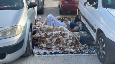 Tatilciler otellerde yer bulamayınca pes dedirten görüntüler ortaya çıktı