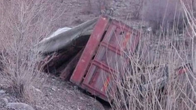 Tomruk yüklü kamyon devrildi: 1 ölü 1 yaralı