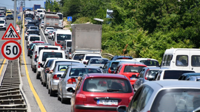 Trafik kilitlendi. Tatil dönüşü manzara yine aynı