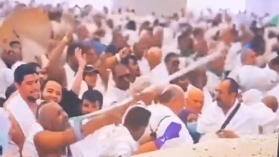 Bastonu otomatik silah yapıp şeytanı vurdu(!) Sosyal medya bu hacıyı konuşuyor