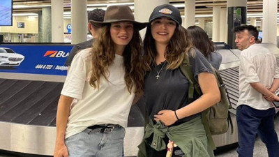 Serenay Sarıkaya terlikleri ve kovboy şapkasıyla gündem oldu