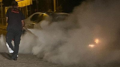 Babasının kiraladığı arabayı kundakladı