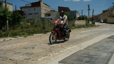 Yollara serilen halılar görenleri şaşkına çeviriyor