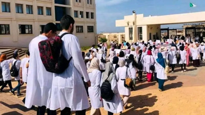 Cezayir Fransızcanın yerine gelecek dili açıkladı. Yıllarca Fransa’nın sömürgesiydi