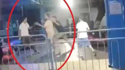 Çarpışan oto pistinde gençler çarpıştı