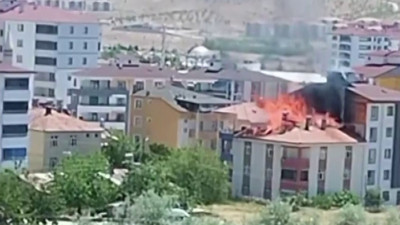 3 katlı binanın çatısında yangın paniği