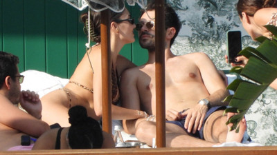 Hande Erçel leopar bikinisiyle sevgilisi Hakan Sabancı'ya poz verdi