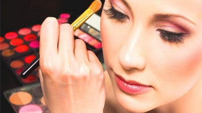 Kozmetik ürünleri göz sağlığına uygun kullanmanın yolları. Uzmanı açıkladı