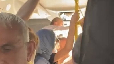 Orta kapıdan binen yolcuya sinirlendi. Hıncını bütün yolculardan çıkarmak istedi