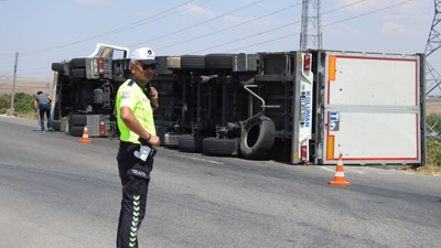 Virajı alamayan tır devrildi: 2 yaralı