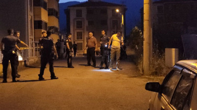 Evini yakan damadını tüfekle vurdu