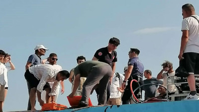 Sahildeki kayaların arasına düşen vatandaş tarihe geçti