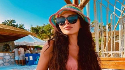 Fenomen Selin Ciğerci'nin mini bikini altıyla paylaştığı pozu olay oldu. Görenler çıplak sandı