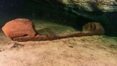 Denizin dibinde yer altına açılan kapı keşfedildi