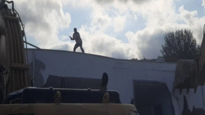 Kamu arazisini işgal edenler yıkıma gelen İBB ekiplerini bıçak ve silahla tehdit edip engellemeye çalıştı