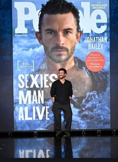 2025 yılının yaşayan en seksi erkeği Jonathan Bailey seçildi! Bridgerton ve Wicked’in yıldızı eşcinsel olduğunu açıklamıştı - Resim: 8