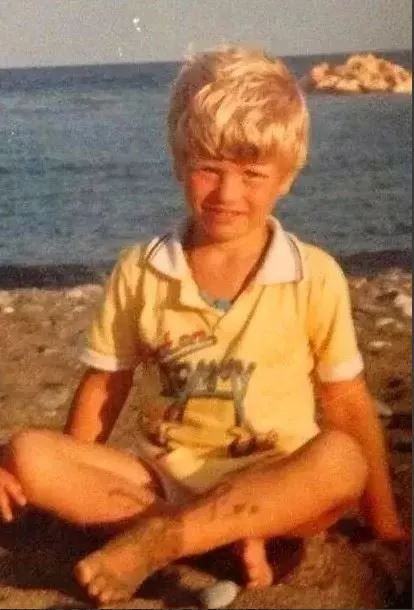 Bu maviş gözlü sarışın minik çocuk kim? Görenler tanımadı: Türkiye’nin en iyi erkek oyuncularından biri - Resim: 1