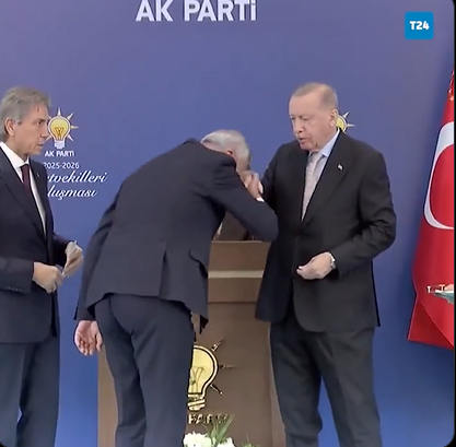 Siyasette tuhaf görüntüler! El öpen rozeti kaptı - Resim : 2