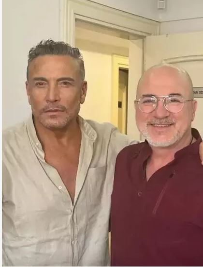 Ünlü şarkıcı Cenk Eren sahnede kaza geçirdi! Gözündeki morluk endişelendirdi - Resim : 3