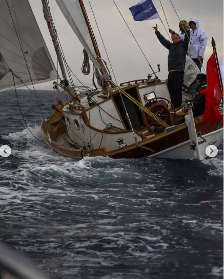 Ünlü popçu ailesiyle ölümden döndü! Sahil güvenlik teyakkuza geçti... Görüntüler korkuttu - Resim : 5