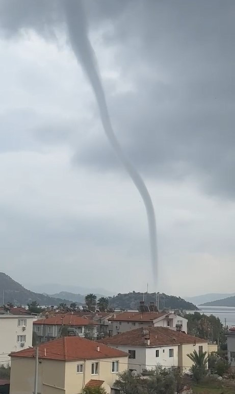 Türkiye'nin tatil cennetinde hortum paniği! Dev hortum kamerada - Resim : 1