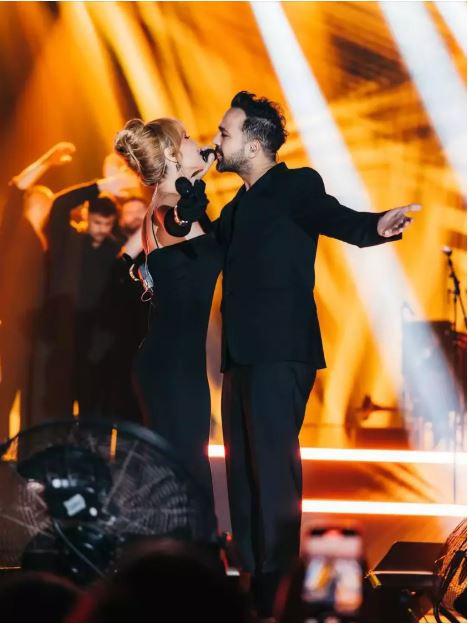 Komşu terörü kamerada: Ünlü şarkıcı Derya Uluğ ve müzisyen nişanlısı Asil Gök kabusu yaşamıştı! - Resim : 20