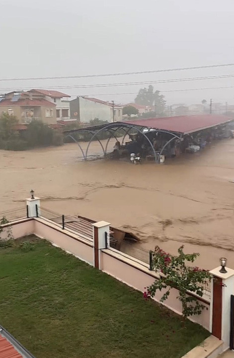 Foça’yı sağanak vurdu! Yollar, evler, bahçeler sular altında: Vatandaşlar teyakkuzda - Resim : 1